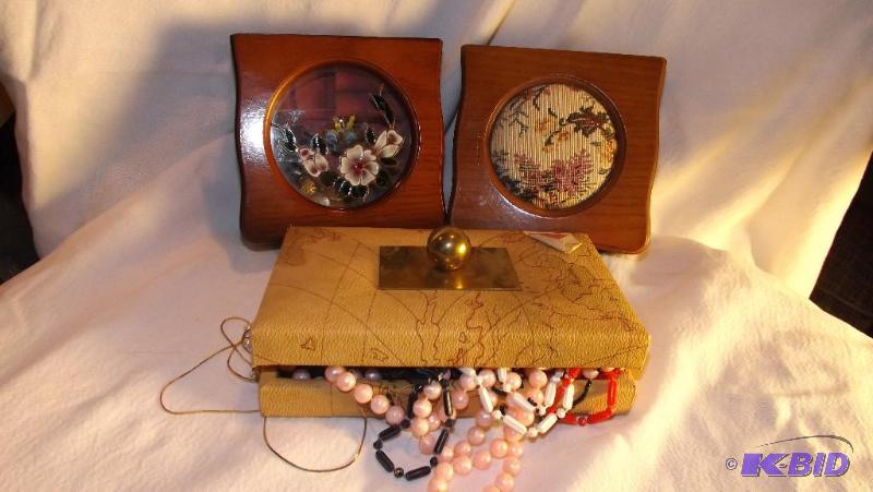 Vintage Jewelry items and jewlery boxes. Broo...