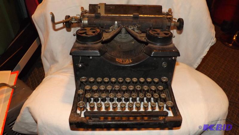 Antique Royal Typewriter, has both black glas...