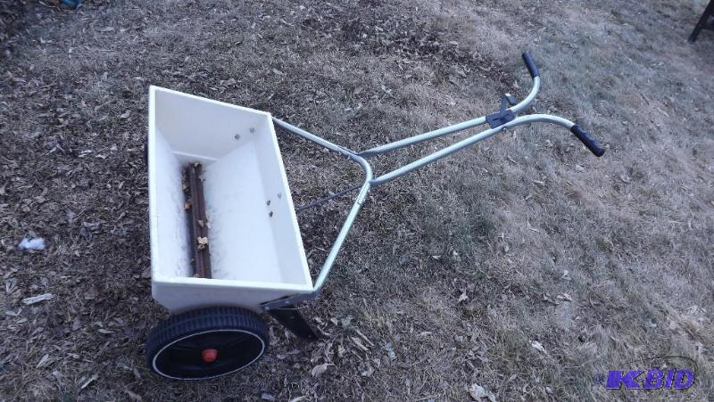 Red Devil Seed or Fertilizer Spreader, Plasti...