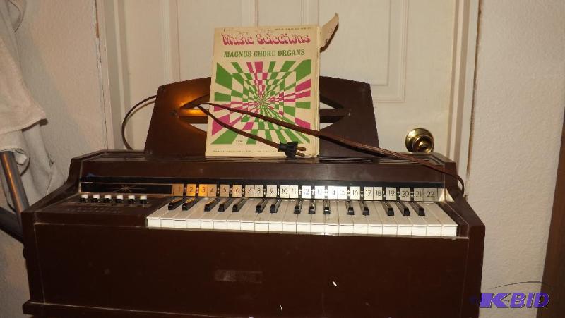 Vintage Mounds Organ, Model 30-P, works. Incl...