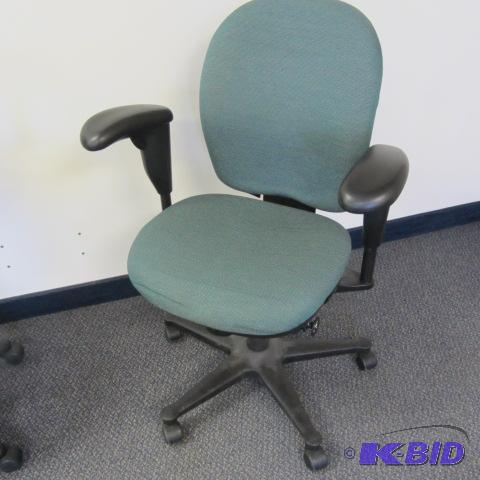 lot 7 image: Task Chair