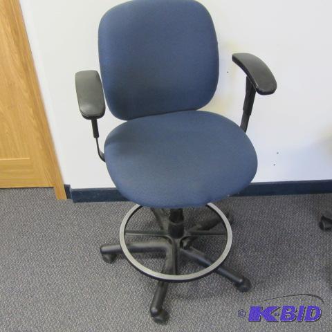 lot 8 image: Hon Task Chair with Foot Rail