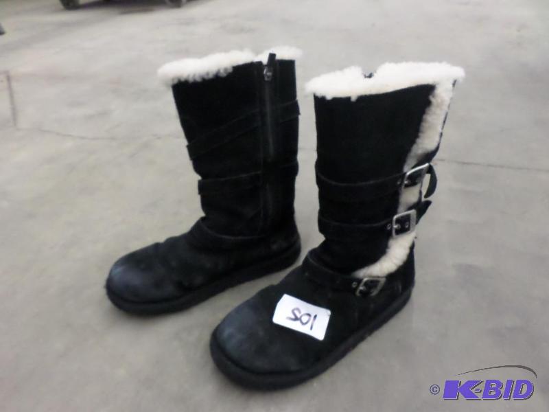 lot 105 image: Size 6 Pair Of Womans Ugz Boots...