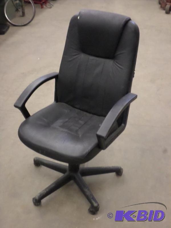 lot 38 image: Leather-Like Rolling Office Chair...