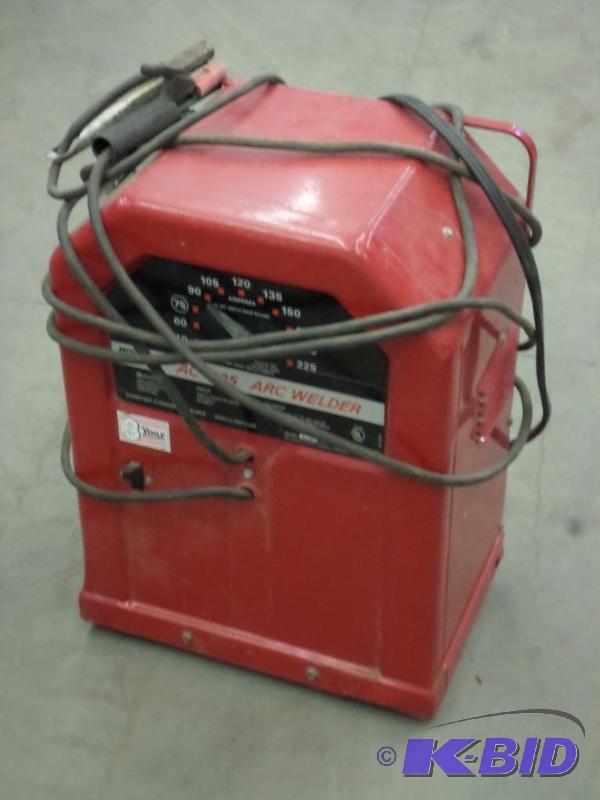 lot 48 image: Lincoln AC225 Arc Welder, 230Volt...