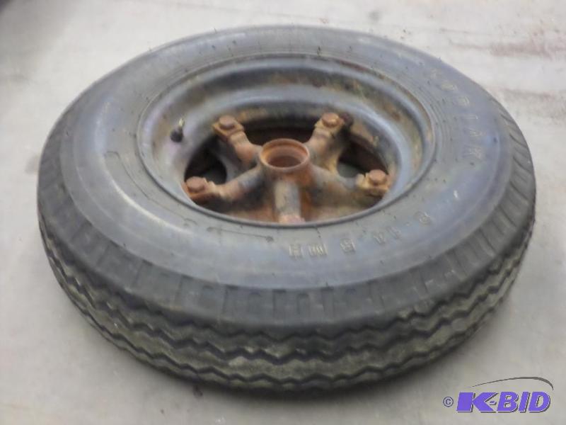 lot 53 image: (1) 814.5 Wheel & Tire...