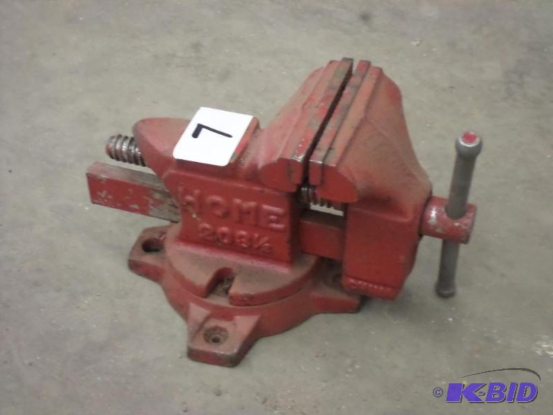 lot 7 image: Benchtop Vise With 3.5" Jaw...