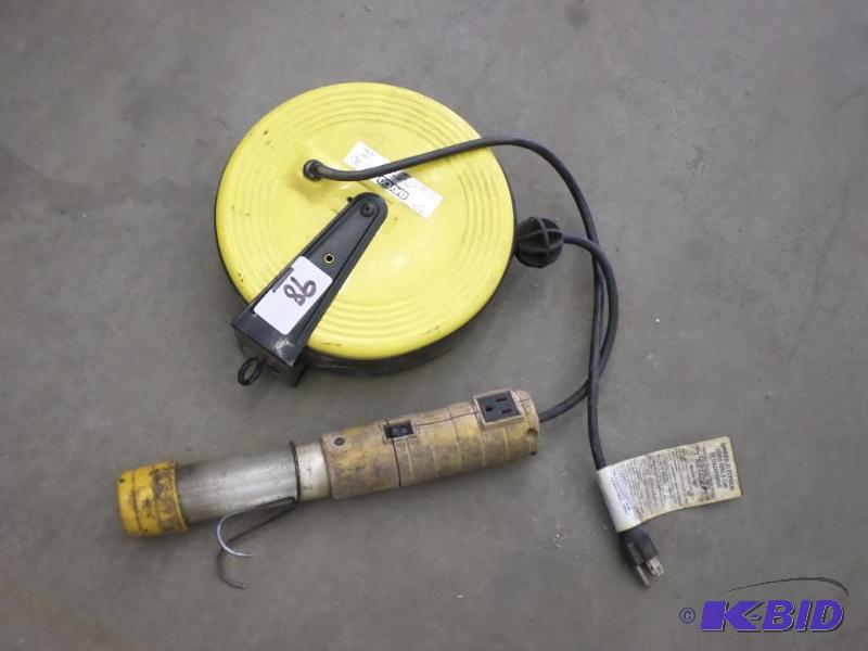 Bayco Model 825 Auto-Retract Work Light...