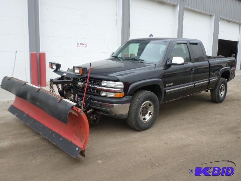 lot 1 image: 2000 Chevrolet Silverado 2500 LT Extended Cab...