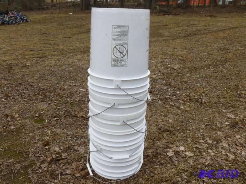 lot 106 image: Lot of six - 5 gallon food grade pails. ...
