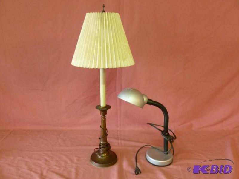 lot 125 image: This lot consists of a dresser lamp that meas...