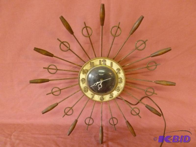 lot 127 image: Vintage United electric wall clock that measu...
