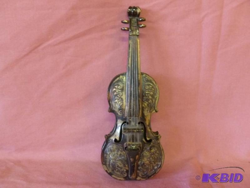 lot 139 image: Vintage Spec - Toy - Culars Fiddle Tone plast...