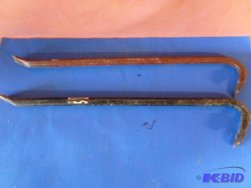 lot 41 image: Lot of two heavy duty wrecking bars, 24.5&quo...
