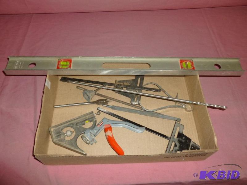lot 48 image: Lot of good woodworking tools that includes a...