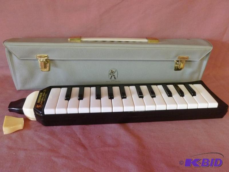 lot 8 image: Vintage Hohner Melodica&nbspPiano 26, measur...