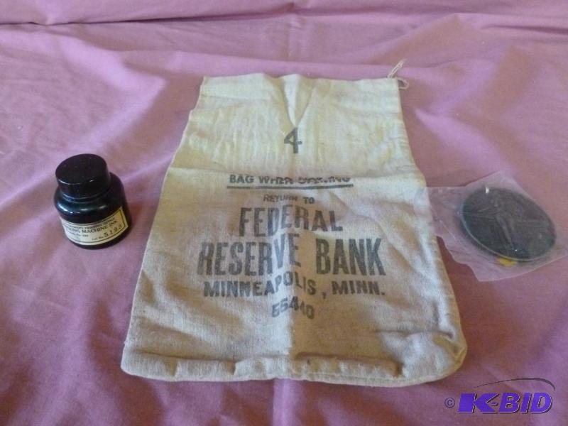 lot 89 image: Lot of three vintage  collectible items that...