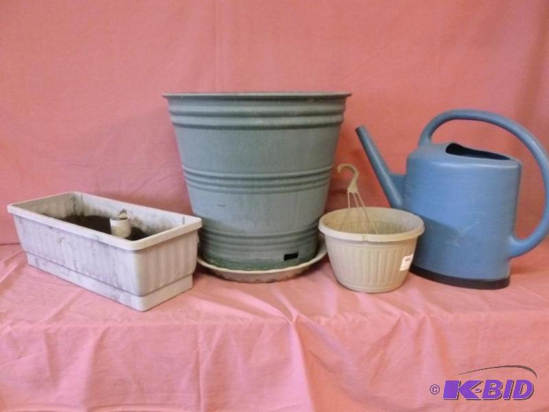 lot 95 image: Lot of plastic flower garden items that inclu...
