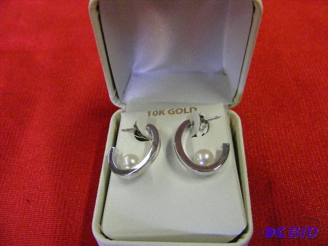 lot 22 image: 10K WG Earrings with cultured freshwater pear...