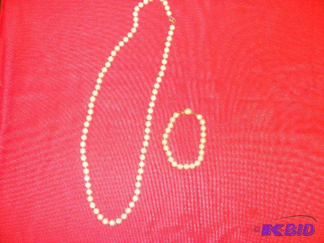 lot 26 image: Necklace and bracelet set...