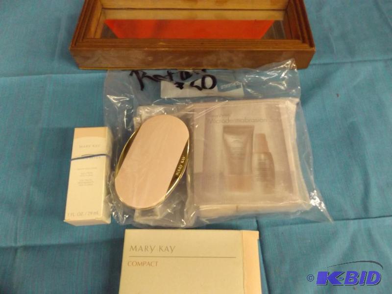 lot 281 image: Mary Kay Items, Microderm Abrassion Set, Comp...