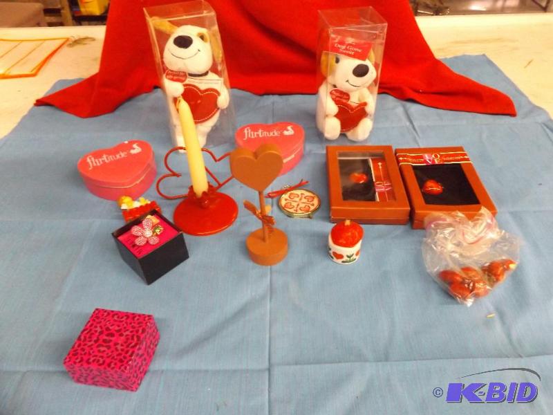 lot 297 image: Valentines Day items, pin, candle holder, pen...