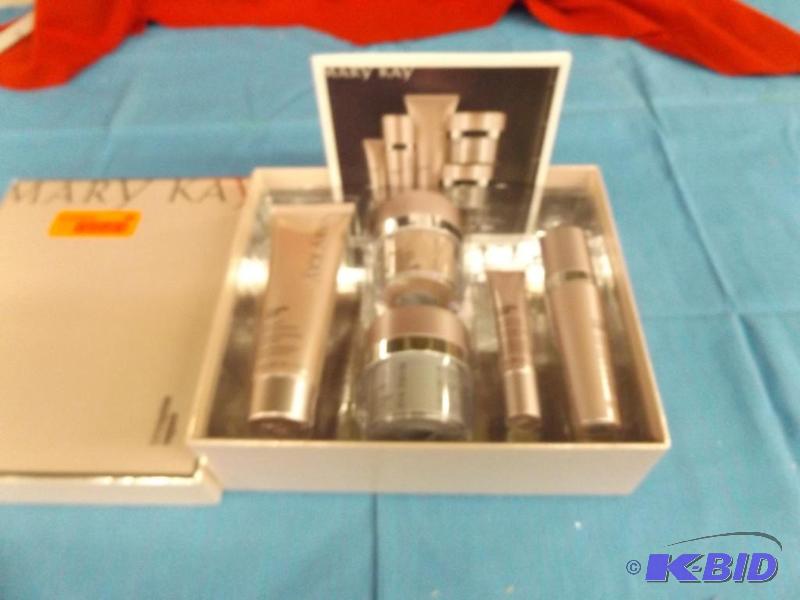 lot 44 image: Mary Kay Time Wise Repair Volu-Firm Set...
