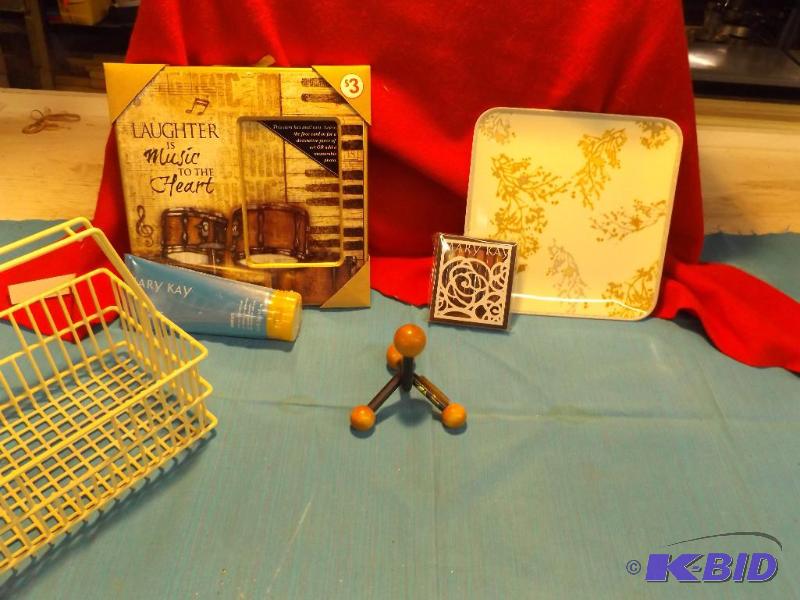lot 88 image: Mary Kay items, decorative frame, yellow bask...