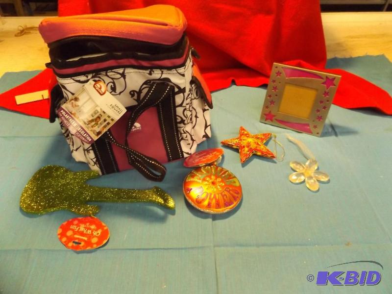 lot 91 image: small can cooler or lunch bag, decorative ite...