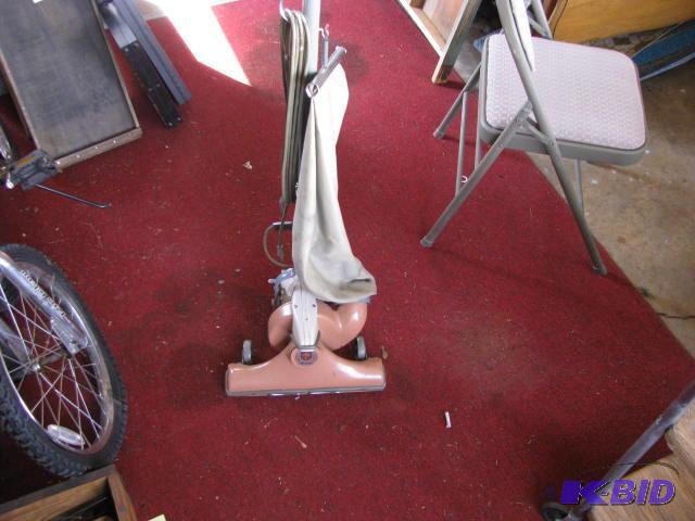 lot 166 image: Vintage Clements Cadillac vacuum Quik-Vac sal...