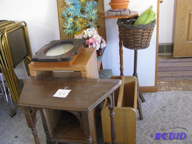 lot 24 image: Large&nbsplot of vintage items, including a ...