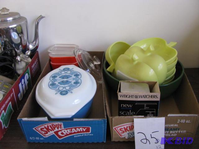 lot 25 image: Large lot of kitchen items, Pyrex and glasswa...