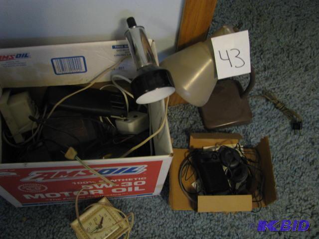 lot 43 image: Box with vintage desk lamps, electronics and ...