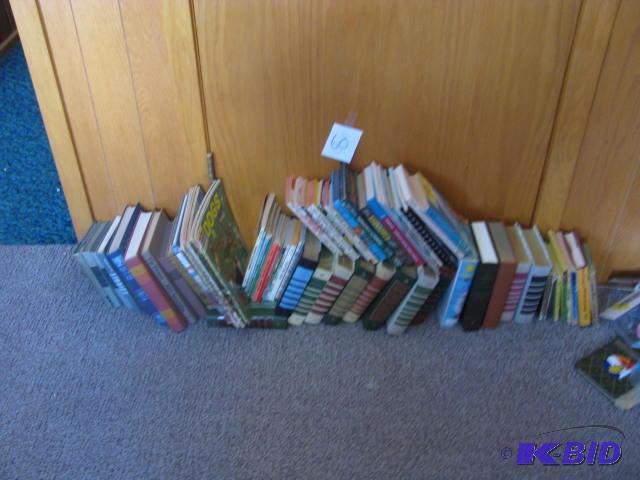 lot 60 image: Large lot of vintage books....