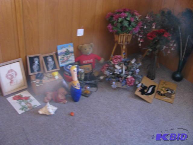 lot 61 image: Large lot of vintage home decor and flea mark...