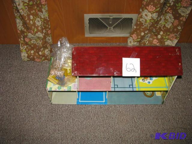 lot 62 image: Vintage Marx tin  litho doll house....