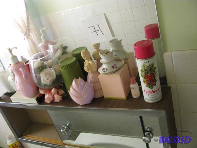 lot 71 image: Lot of bathroom decor, mostly Avon, wall art,...