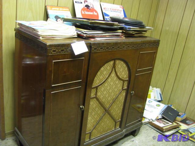 lot 78 image: Vintage radio record player in cabinet. This ...