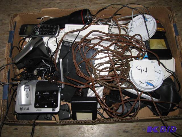 lot 94 image: large lot of misc&nbspelectronics, clocks, t...