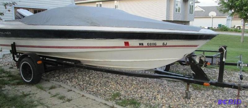 This is a nice 1986 Bayliner Tri-haul boat, m...
