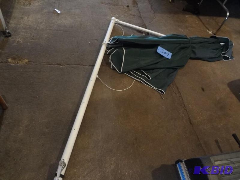 Cantilevered Patio Umbrella