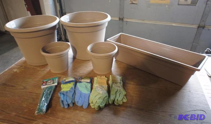 New - Lot of (2) Large planting pots - (2) Sm...