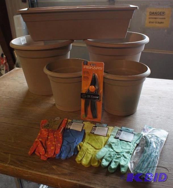 New - Lot of (2) large planter pots - (2) sma...