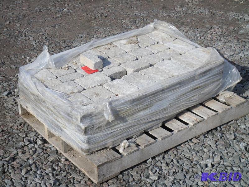 lot 12 image: Pallet Of Assorted Sized (All Matching Colors...