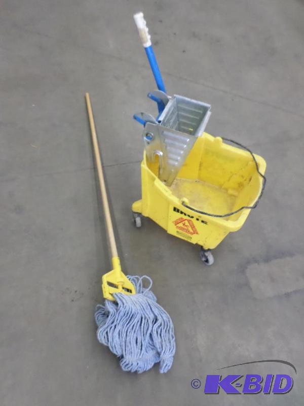 lot 42 image: Mop Bucket Set With Mop...