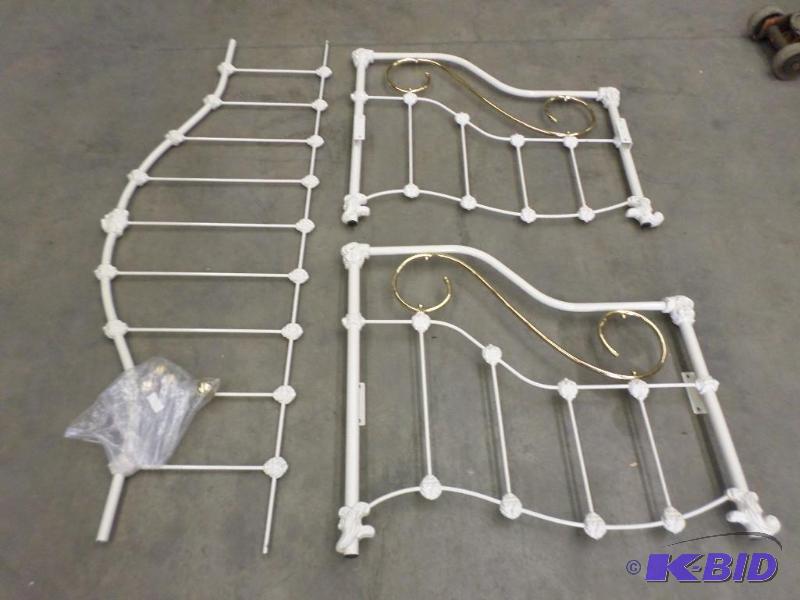 lot 58 image: Nice Pearl White Toddler Day Bed Frame...