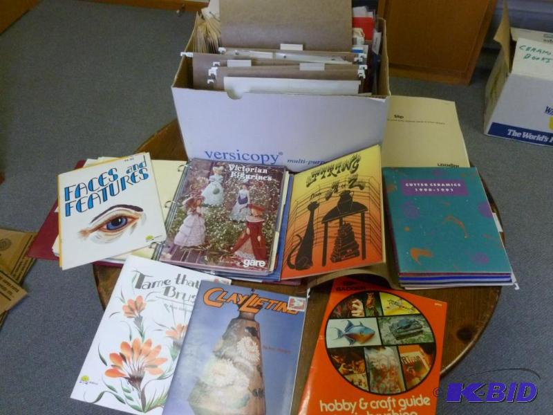 lot 17 image: Large lot of ceramic makers guide booklets, i...