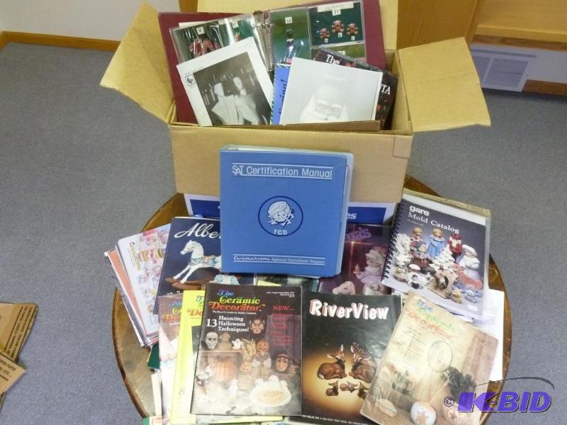 lot 18 image: Large lot of ceramic makers guide booklets, i...