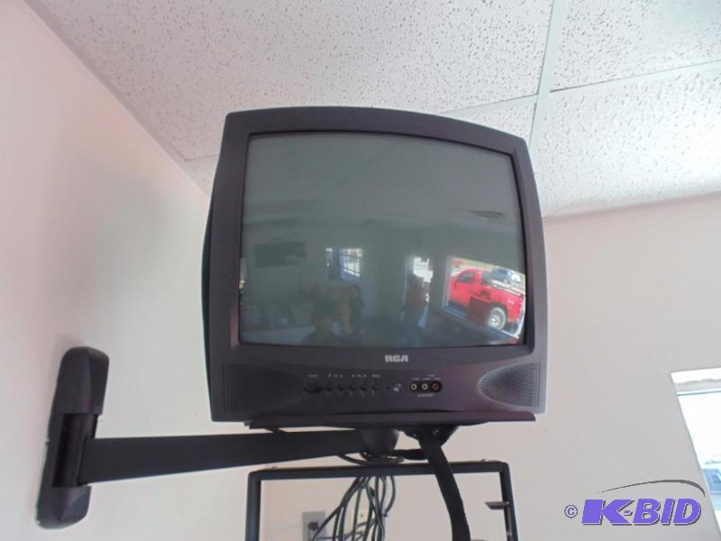 RCA 13 TV w Wall Mount