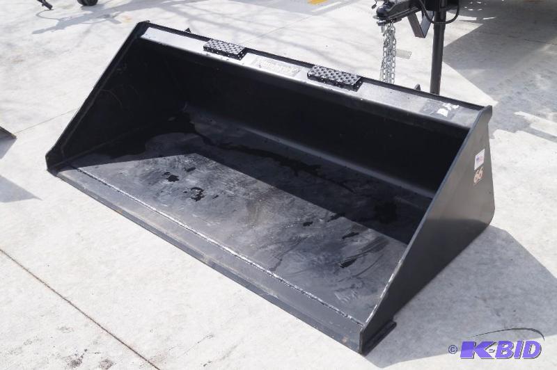 Skid steer bucket